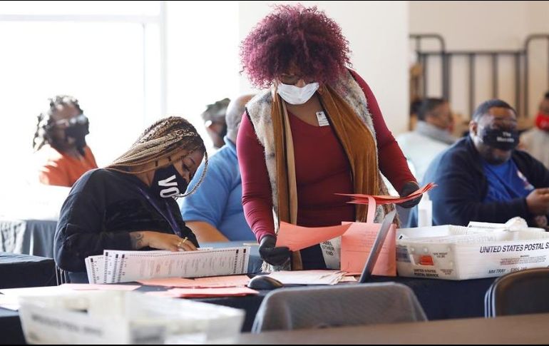Funcionarios trabajan contando votos en el Departamento de Elecciones y Registro del Condado de Fulton en el State Farm Arena de Atlanta, Georgia. EFE/C. Aluka