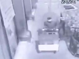 Se aprecia al sospechoso salir con las cajas y enfilarse hacia República de Chile. ESPECIAL