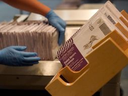 Muchos de los votos pendientes llegaron por correo, un método que eligieron en mayor proporción los demócratas para evitar aglomeraciones en el contexto de la pandemia. AP / J. Chieu