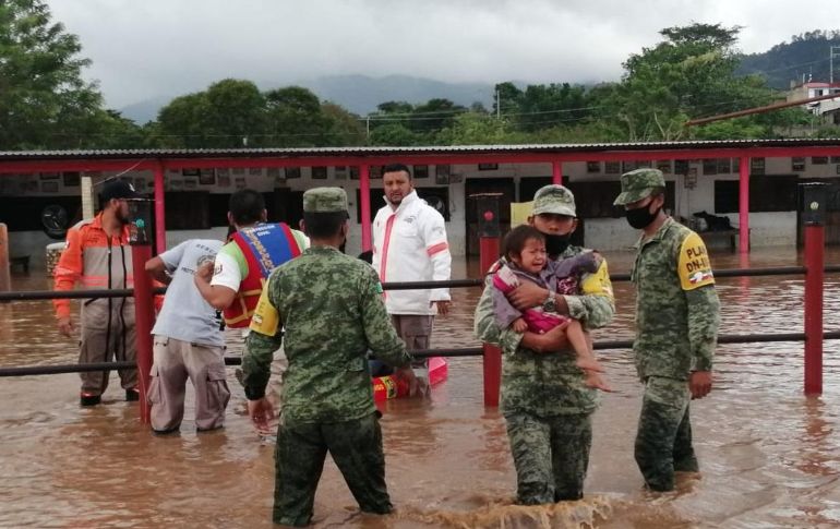 Esta es la segunda ocasión que el Presidente suspende una gira de trabajo en fin de semana para atender una emergencia. TWITTER/ @SEDENA_mx