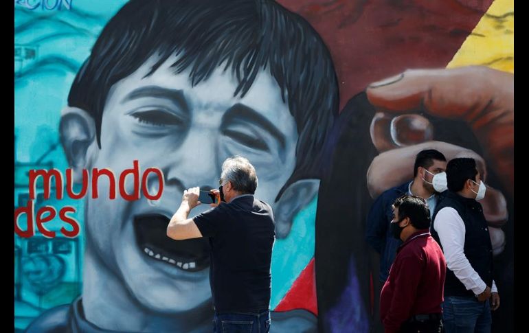 La pintura fue visitada por varias personas este sábado tras la ceremonia. EFE/J. Méndez