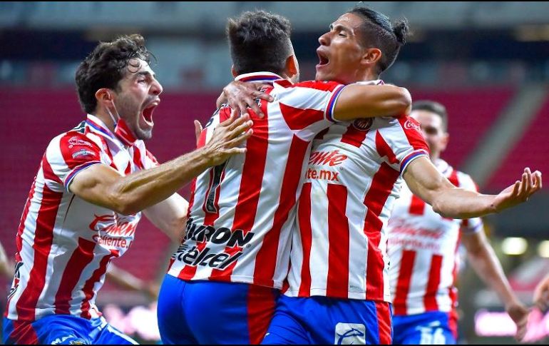 Antonio Briseño, Alexis Vega y Uriel Antuna celebran una de las anotaciones. IMAGO 7/S. Bautista