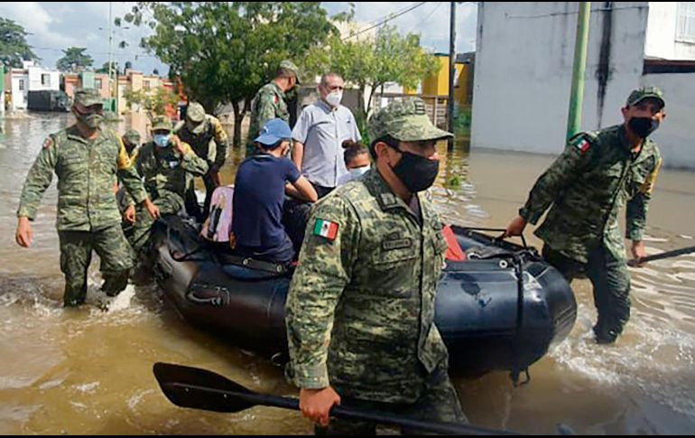 Soldados asisten a residentes tabasqueños tras el paso de “Eta”. ESPECIAL