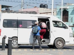 Camionetas aguardan por pasaje en las proximidades de la estación Periférico Norte del Tren Ligero, ante la ausencia de las rutas regulares por la activación del Botón de Emergencia. EL INFORMADOR/G. Gallo