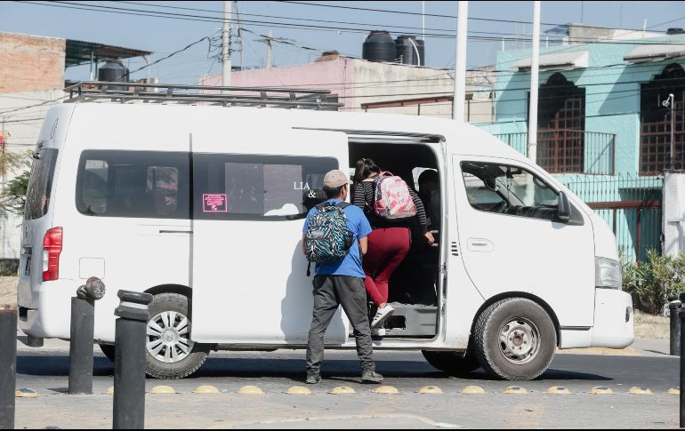 Camionetas aguardan por pasaje en las proximidades de la estación Periférico Norte del Tren Ligero, ante la ausencia de las rutas regulares por la activación del Botón de Emergencia. EL INFORMADOR/G. Gallo