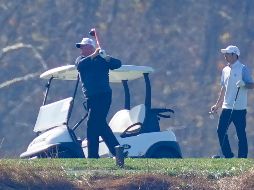 Donald Trump juega en su campo de golf este domingo en Sterling, Virginia. AP/S. Helber