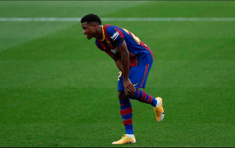 El delantero del Barcelona Ansu Fati será operado mañana, lunes, de la rotura del menisco interno de la rodilla izquierda. AP
