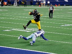 EL ÚLTIMO. Eric Ebron salta sobre Saivion Smith para hacer la anotación de la diferencia a favor de Pittsburgh. AFP• R.Martínez