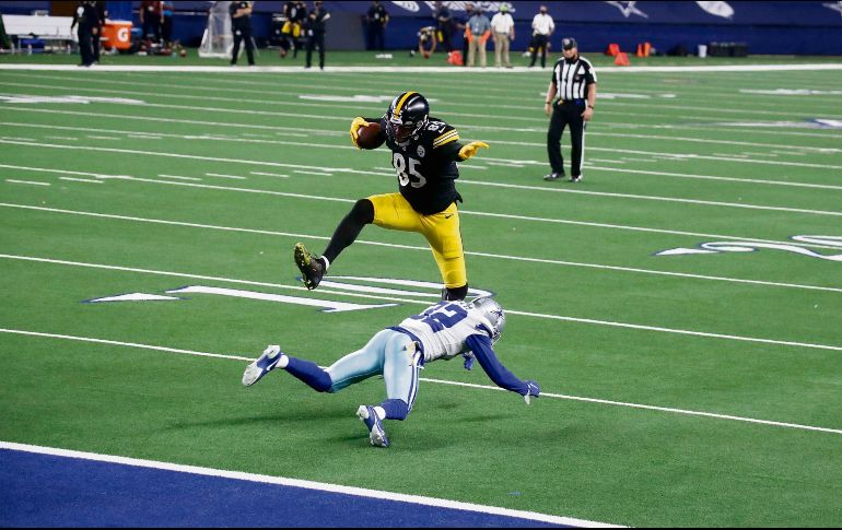 EL ÚLTIMO. Eric Ebron salta sobre Saivion Smith para hacer la anotación de la diferencia a favor de Pittsburgh. AFP• R.Martínez