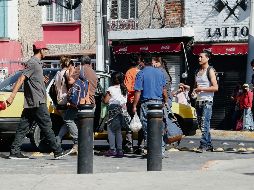 TAXIS COLECTIVOS. Por la falta de transporte, ciudadanos se organizaron para tomar taxis en grupos, pese a que está prohibido por el Botón de Emergencia. EL INFORMADOR• G. Gallo