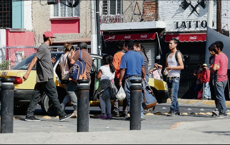 TAXIS COLECTIVOS. Por la falta de transporte, ciudadanos se organizaron para tomar taxis en grupos, pese a que está prohibido por el Botón de Emergencia. EL INFORMADOR• G. Gallo