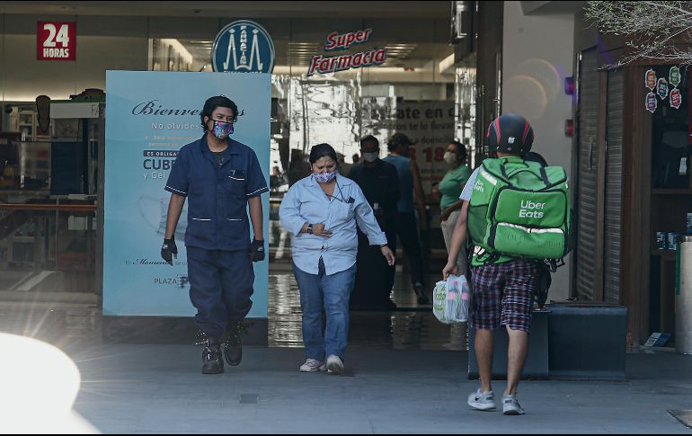 NEGOCIOS ESENCIALES. Las farmacias abrieron y los restaurantes operaron, pero solo mediante servicios a domicilio en fines de semana. EL INFORMADOR• G. Gallo