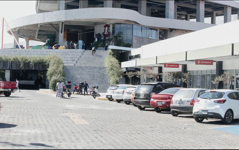 Xavier Orendáin llama a la prudencia de la población para no abarrotar los centros comerciales en busca de realizar las compras en el primer día de reactivación. EL INFORMADOR / ARCHIVO