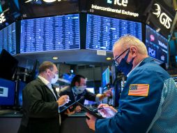 Corredores trabajan hoy en la Bolsa de Nueva York. El Dow Jones abrió con un récord intradía, rozando los 30 mil puntos. AP/New York Stock Exchange/C. Crow