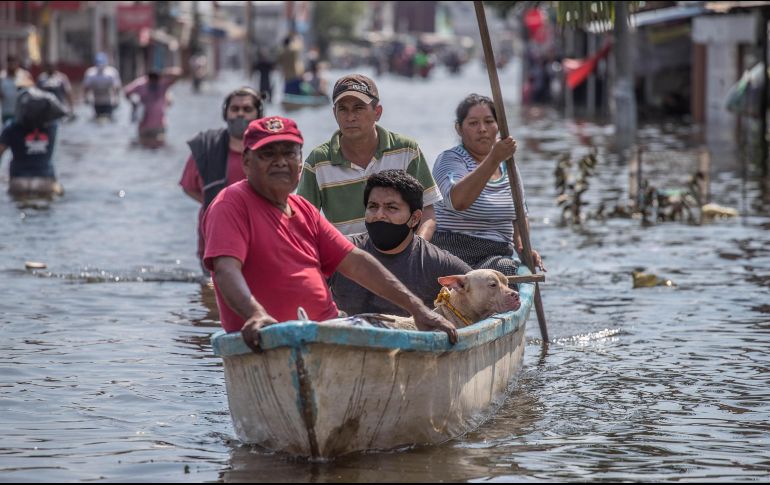 Las personas se fueron en lanchas de metal construidas por los mismos vecinos. SUN / G. Espinosa