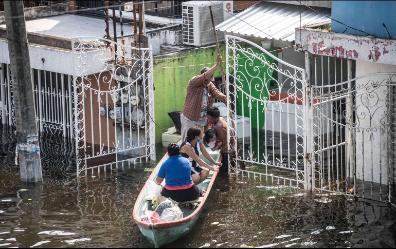 El agua avanza rápidamente a otros lugares aledaños, donde desde hace semanas empezaron a colocar sacos de arena y tierra para evitar que el río se desbordara. SUN / G. Espinosa