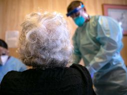 Los grupos preferentes en este país serán las personas mayores y los trabajadores del sector sanitario y de atención social. AFP / ARCHIVO