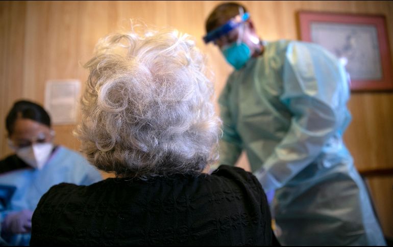 Los grupos preferentes en este país serán las personas mayores y los trabajadores del sector sanitario y de atención social. AFP / ARCHIVO