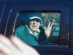 Desde la elección, las únicas actividades del presidente fuera de la Casa Blanca han sido jugar golf dos veces en el fin de semana. En la imagen, Trump saluda tras jugar en el campo de golf en Virginia el domingo. AP/ARCHIVO