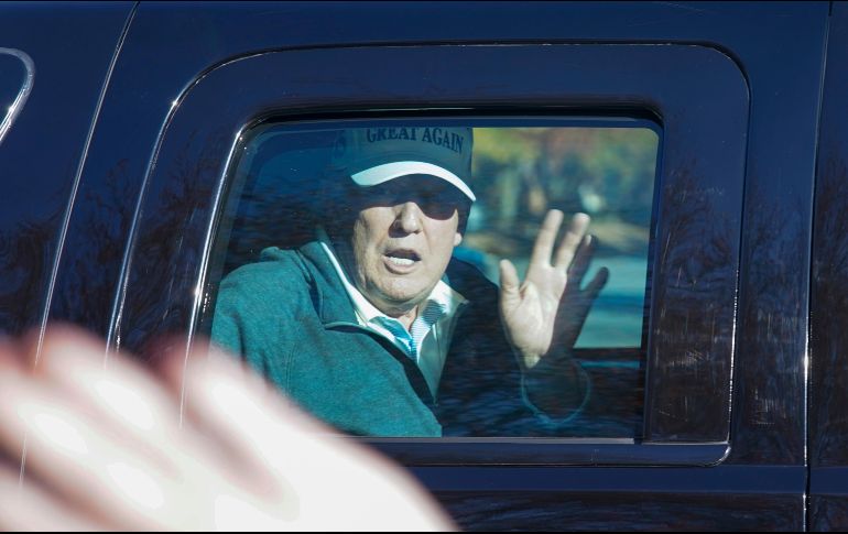 Desde la elección, las únicas actividades del presidente fuera de la Casa Blanca han sido jugar golf dos veces en el fin de semana. En la imagen, Trump saluda tras jugar en el campo de golf en Virginia el domingo. AP/ARCHIVO