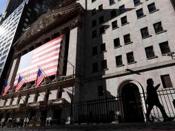 Gente pasa cerca de la Bolsa de Valores de Nueva York. EFE/J. Lane