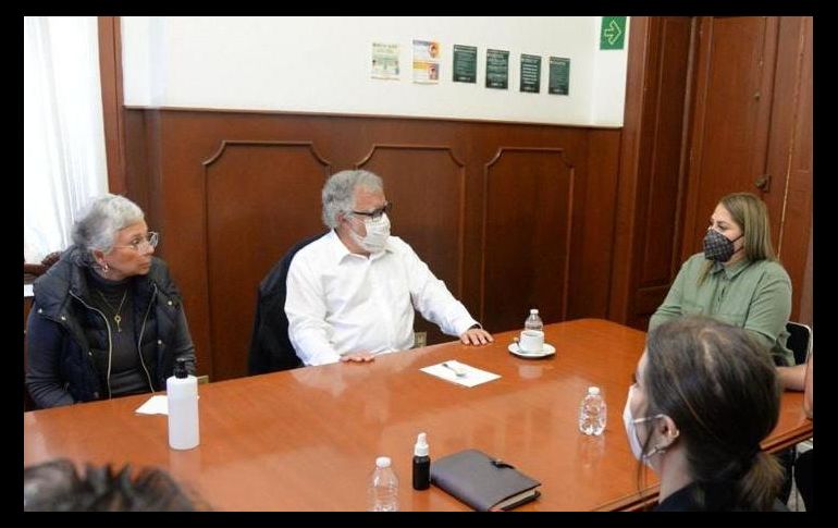 Imagen del encuentro sostenido con la señora Silvia Castillo Hernández y la familia Cuello-Alemán. TWITTER/@SEGOB_mx