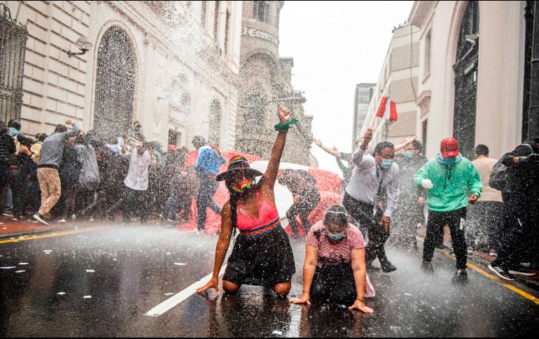 Decenas de manifestantes calificaron la destitución como “golpe de Estado disfrazado”. AFP/E. Benavides