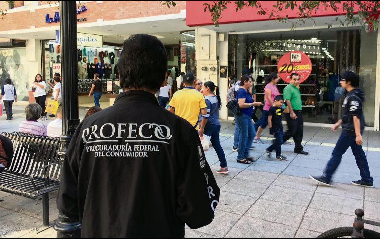 POR EL CONSUMIDOR. Como cada año, trabajadores de la Profeco harán recorridos en las zonas de alta concentración de ventas para fungir como mediadores si ocurre algún problema con las promociones. NTX