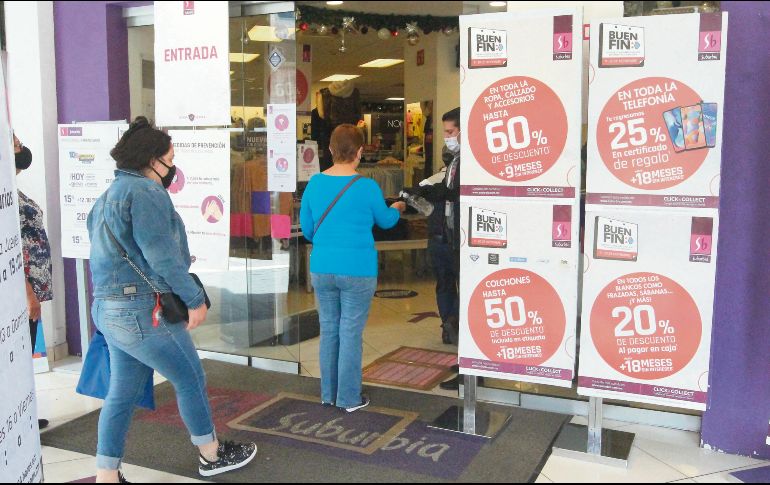 BAJO PROTOCOLOS. Las tiendas reforzaron los filtros y medidas sanitarias en las entradas para evitar más contagios. EL INFORMADOR • A. Camacho