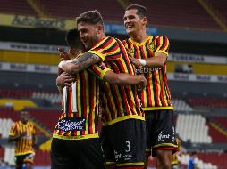 Daniel Amador, Arturo Ortíz y José González celebran el gol, que selló la victoria. IMAGO7/F. Meza