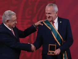 AMLO entregó hoy la condecoración Miguel Hidalgo a Jesús Seade, en Palacio Nacional en Ciudad de México. SUN/B. Fregoso