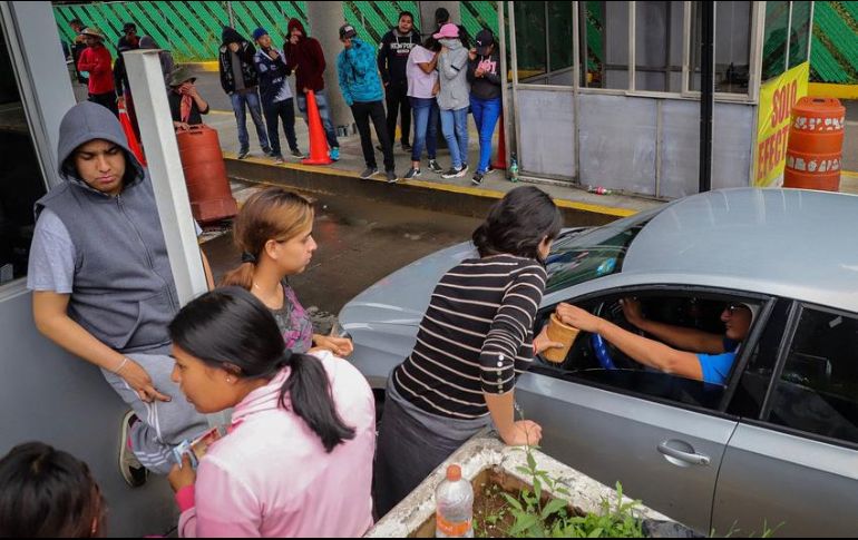AMLO declaró que a algunas personas les pagan por ir a tomar las casetas. NTX/ARCHIVO