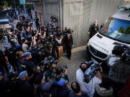 Periodistas, fotógrafos y camarógrafos rodean la ambulancia que traslada a Diego Armando Maradona luego de recibir el alta en la clínica Olivos. EFE/J. Roncoroni