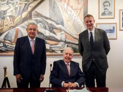 López Obrador posa con Bernardo Sepúlveda, presidente de Altán Redes y el director general, Salvador Álvarez. EFE/Presidencia