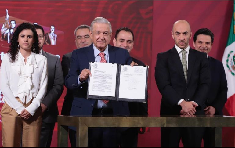 El Mandatario firmó la iniciativa de ley para ''poner orden'' en la subcontratación y que tiene como objeto acabar con la defraudación fiscal y la afectación en los derechos de los trabajadores. SUN / B. Fregoso