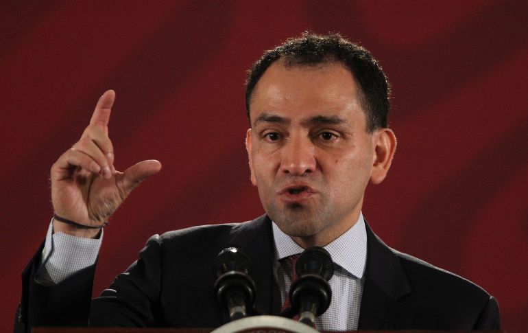 Herrera Gutiérrez detalló que ayer le llegó por WhatsApp la columna donde señalaba que pronto renunciaría al cargo, pero como, aseguró, tenía información errónea, no la terminó de leer. EFE / M. Guzmán