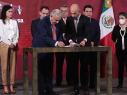 López Obrador junto con la secretaria del Trabajo dieron a conocer cambios que se presentarán al Congreso de la Unión en torno a la ley de subcontratación. SUN/ B. Fregoso