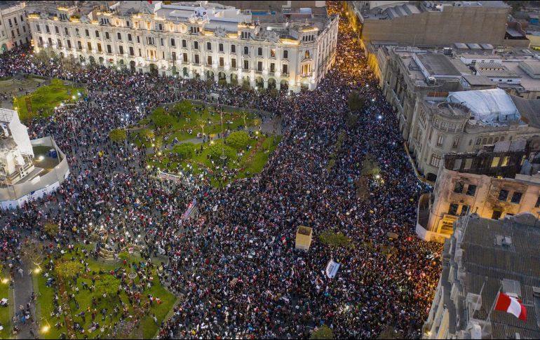 Los inconformes reclaman la salida del recién nombrado mandatario Manuel Merino. AP
