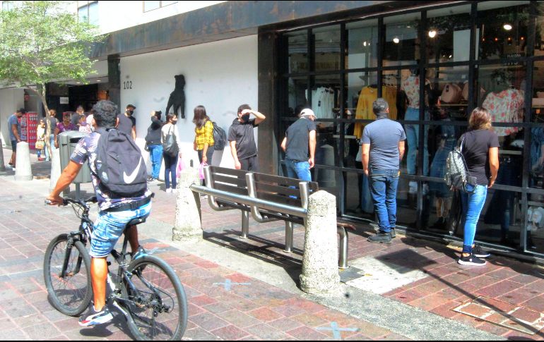 Se sugiere a los ciudadanos que, pese a no estar activo el Botón de Emergencia, no salgan más que lo necesario y preferentemente hagan sus compras en línea. EL INFORMADOR/A. Camacho