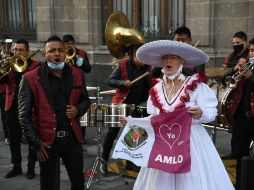 Adelitas llevan música de banda a las afueras de Palacio Nacional por el cumpleaños del Presidente. SUN / H. García