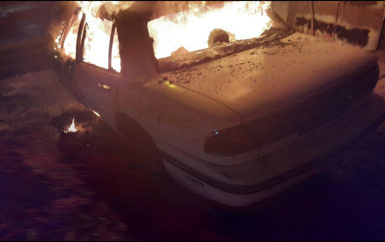 El automóvil sedán estaba semiabandonado pues se encontraba sin llantas. ESPECIAL