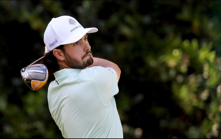 En su debut sobre el campo de golf más prestigioso en Estados Unidos, el tamaulipeco está empatado en la cima del tablero con Dustin Johnson. AP