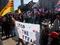Muchos manifestantes agitaban banderas de ''Trump 2020'' y algunos portaban pancartas en las que podía leerse ''Mejor presidente de la historia'' o ''Detengan el robo''. AFP / O. Douliery
