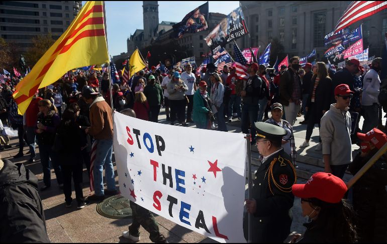 Muchos manifestantes agitaban banderas de ''Trump 2020'' y algunos portaban pancartas en las que podía leerse ''Mejor presidente de la historia'' o ''Detengan el robo''. AFP / O. Douliery