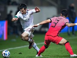 Hirving Lozano y Ju-Yong Lee se disputan el balón durante el encuentro. IMAGO 7/E. Espinosa