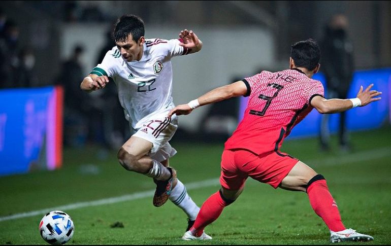 Hirving Lozano y Ju-Yong Lee se disputan el balón durante el encuentro. IMAGO 7/E. Espinosa