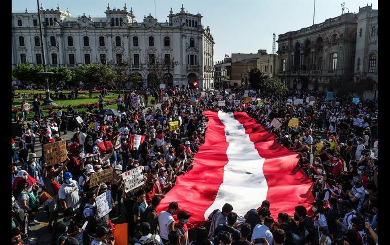 En Lima, más de cinco mil manifestantes acudieron con carteles que decían 