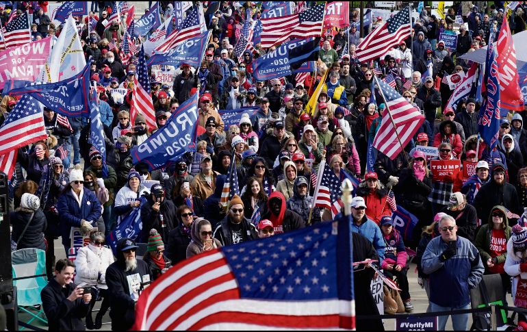EN CALLE. Los inconformes con el triunfo de Biden decían de Trump: “El mejor presidente de la historia”.  AP