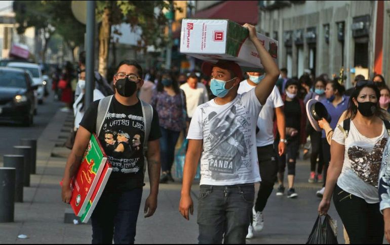 ALTA AFLUENCIA. Pese al COVID-19, la gente salió a las calles para comprar productos. 