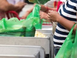 La regulación al uso de bolsas de plástico para acarreo contemplada en la Norma Ambiental Estatal promueve la migración al uso de materiales reciclados o compostables. EFE/ARCHIVO